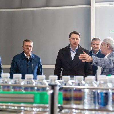 На одном из крупнейших предприятий Сочи по выпуску минеральной и питьевой воды готовы за счёт модернизации увеличить мощности вдвое. 